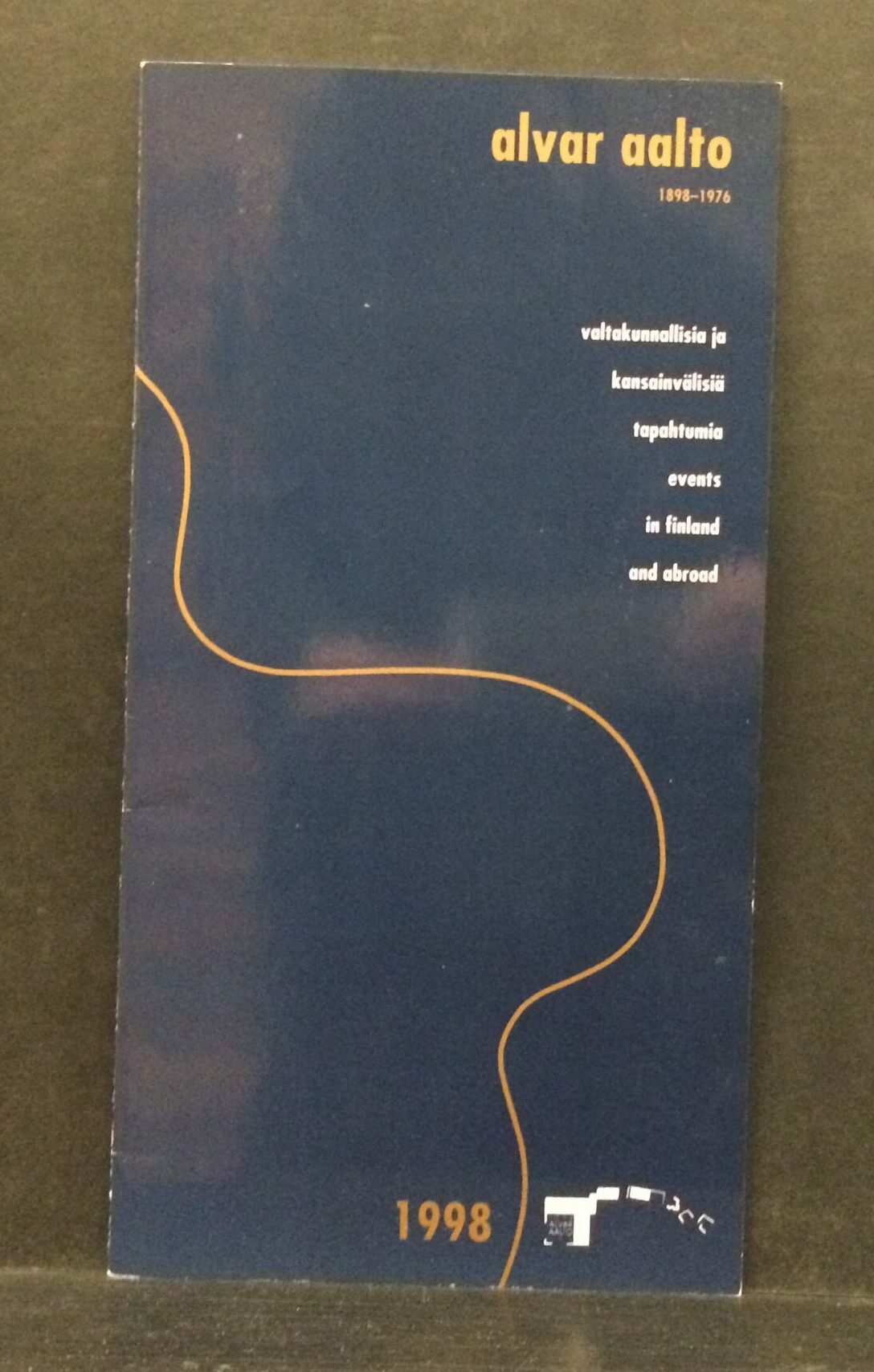 Alvar Aalto 1898–1976. Alvar Aallon satavuotisjuhlavuosi. The Alvar Aalto centenary, 1998. Valtakunnallisia ja kansainvälisiä tapahtumia. Events in Finland and abroad (esite, brochure)